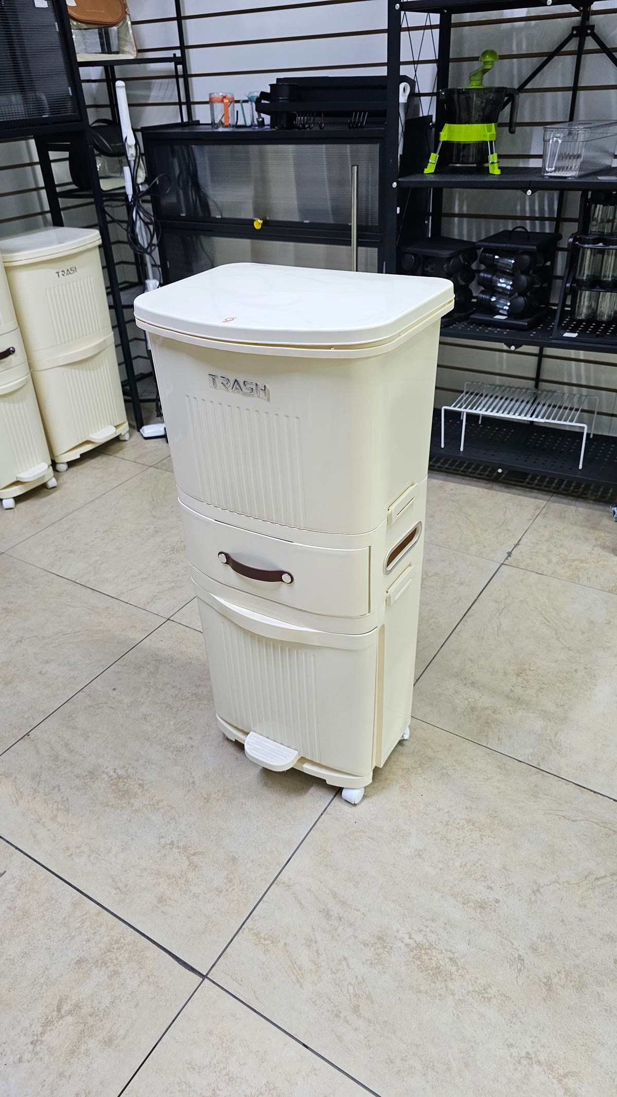 Tacho para basura multifuncional de 3 niveles, amplio, fotografía real del producto en tienda
