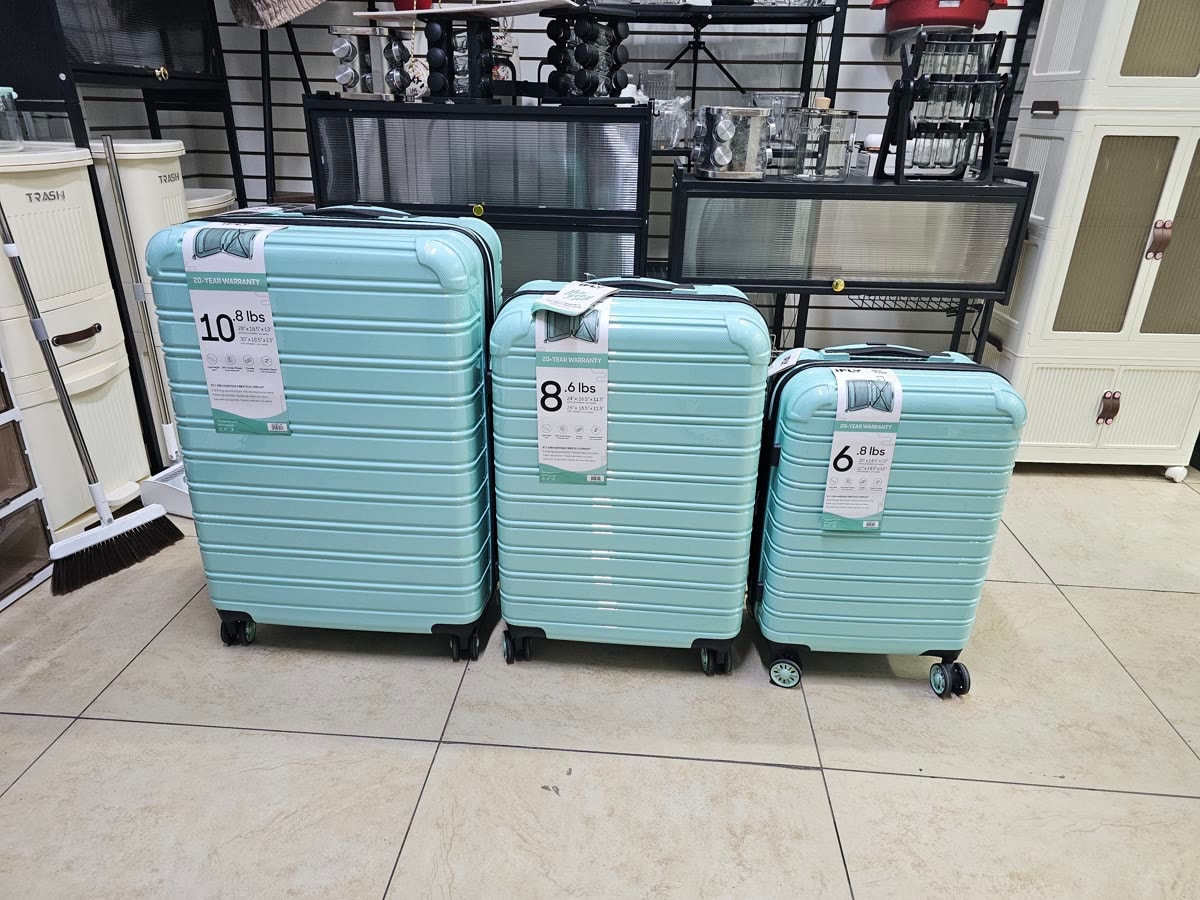 Set de maletas de viaje 28", 24" y 20", fotografía real del producto en tienda